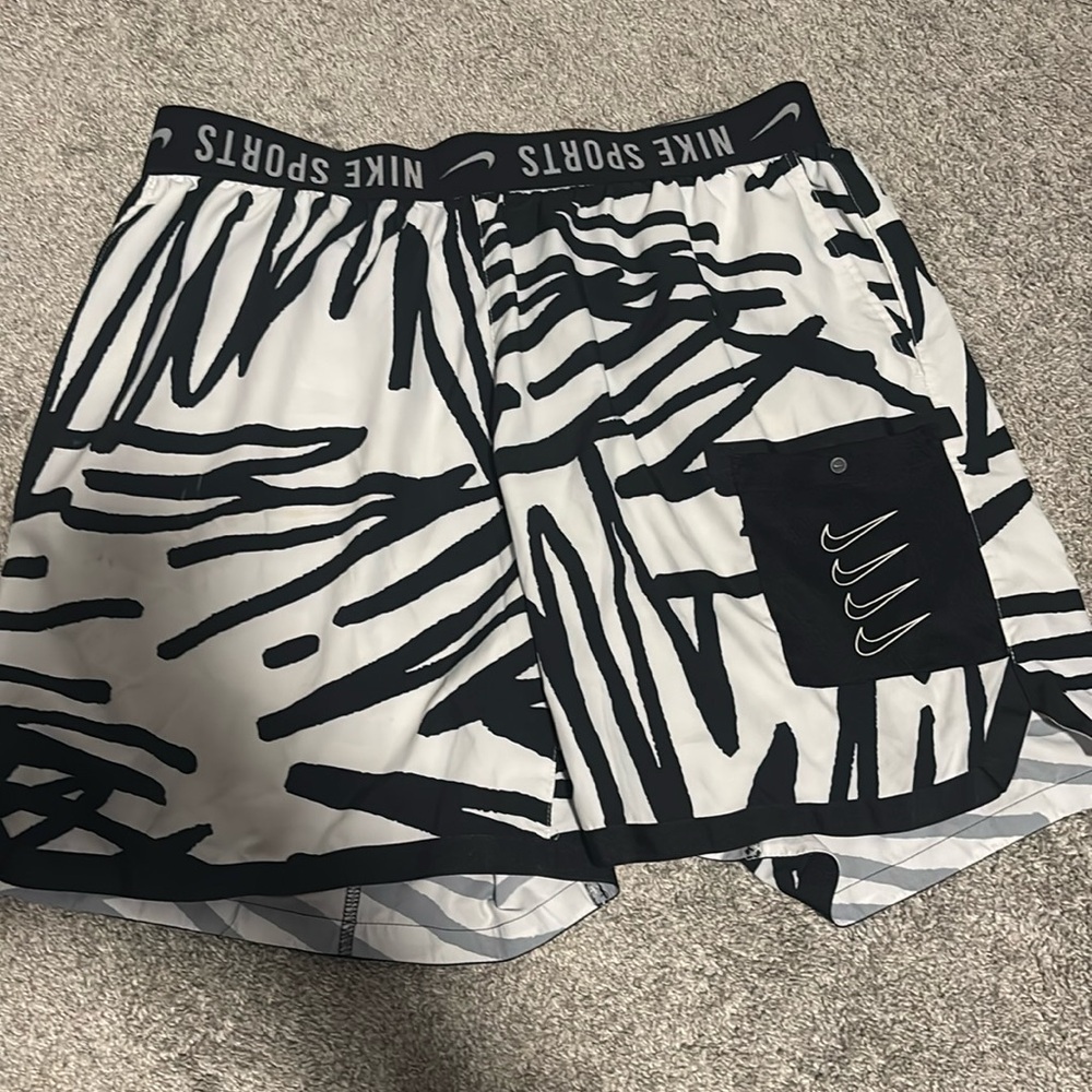 Nike Athletic Workout Shorts – White & Black, Men’s XL